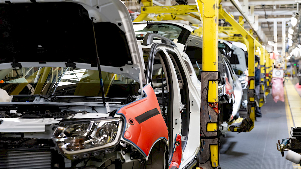 Deutsche Autobauer überraschen im August mit steigender Produktion (Bild: Shutterstock / UladzimirZuyeu).