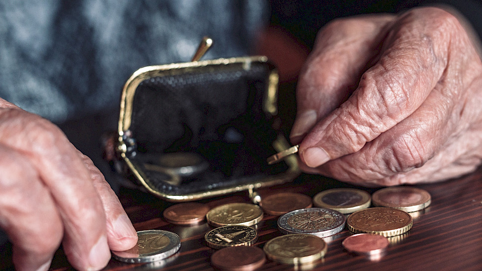 Die Finanzierung unserer Rentnerinnen und Rentner ist ein Dauerthema (Bild: Shutterstock / Matej Kastelic).