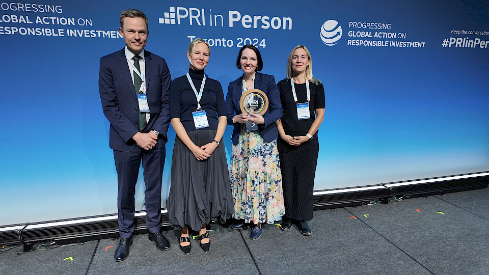 Stolzes NAM-Team an der Awardübergabe (von links nach rechts): Kasper Elmgren, Head of Fixed Income & Equities, Elin Noring, Senior ESG Analyst, Renée Lea Tengberg, ESG Director und Cecilia Fryklöf, Head of Active Ownership (Bild: PRI).