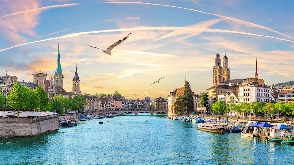 Trotz sinkendem Referenzzinssatz bleibt der Wohnmarkt in Ballungszentren wie Zürich angespannt (Bild: Shutterstock / AlexAnton).