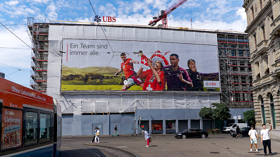 Im Kampf um Fachkräfte schaffen die Banken attraktivere Arbeitsplätze (Bild: Shutterstock / Michael Derrer Fuchs).