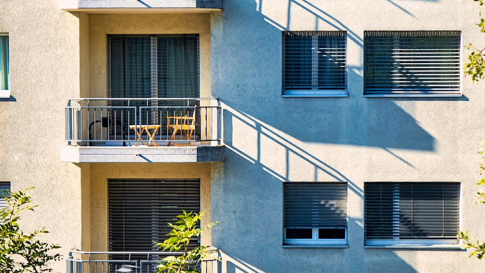 Die angebotenen Mietwohnungen stiegen im vergangenen Jahr im Schnitt um fast 4 Prozent, in Schwyz und Zug waren es über 11 Prozent. (Bild oliverdelahaye/Shutterstock)