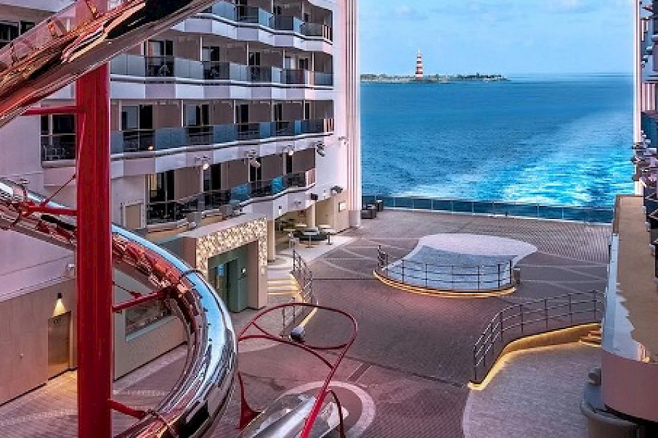 Die MSC World America bietet Platz für 6774 Gäste und beeindruckt mit einem Aquapark sowie einer elf Decks hohen Rutsche, ab April 2025 auf Karibik-Kreuzfahrten. (Bild: MSC Cruises)