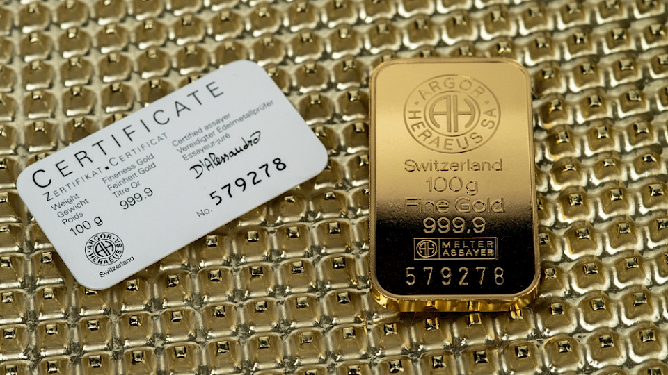 Im Schnitt sind es etwas mehr als 100 Gramm, welche Goldbesitzer laut Umfrage aktuell halten. (Bild VladKK/Shutterstock)