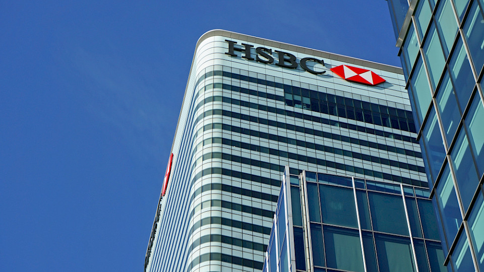 Am HSBC-Hauptsitz in London freut man sich über höhere Einnahmen und deutlich mehr Gewinn. (Bild Lubo Ivanko/Shutterstock)