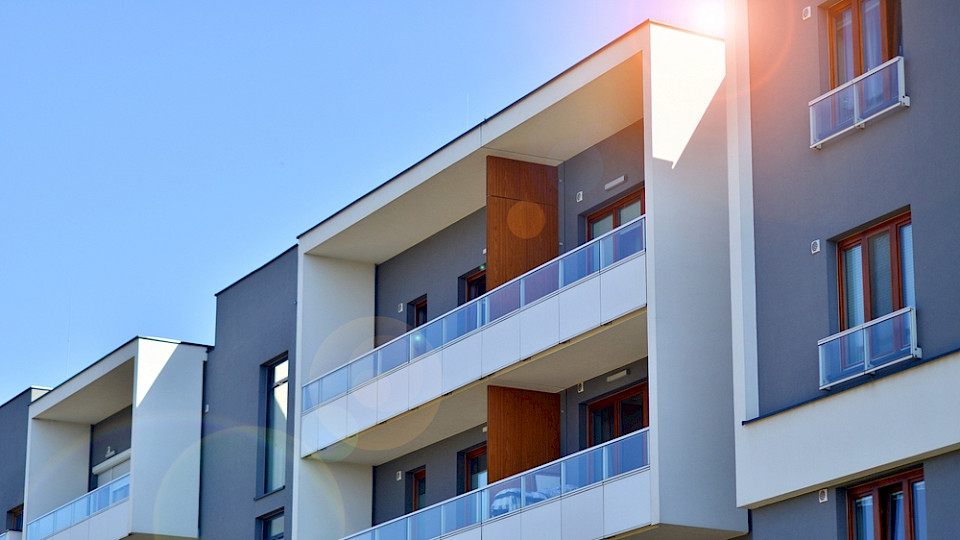 Die Preise für Mehrfamilienhäuser stiegen gegenüber dem Vorjahr im Schnitt um 7,7 Prozent. (Bild Grand Warszawski/Shutterstock)