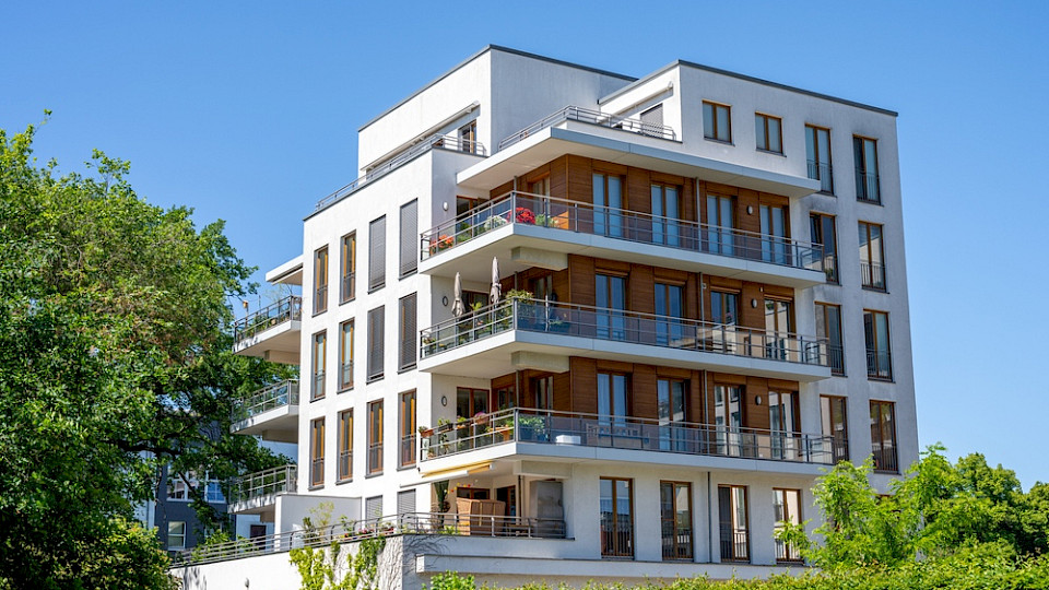 Für Eigentumswohnungen zahlten die Käufer im Schnitt 0,7 Prozent mehr als im Vorquartal. (Bild elxeneize/Shutterstock)