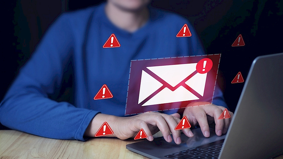 Betrüger geben sich als Finma-Mitarbeitende aus, nun warnt die Behörde vor den Mails. (Bild Bird stocker TH/Shutterstock)