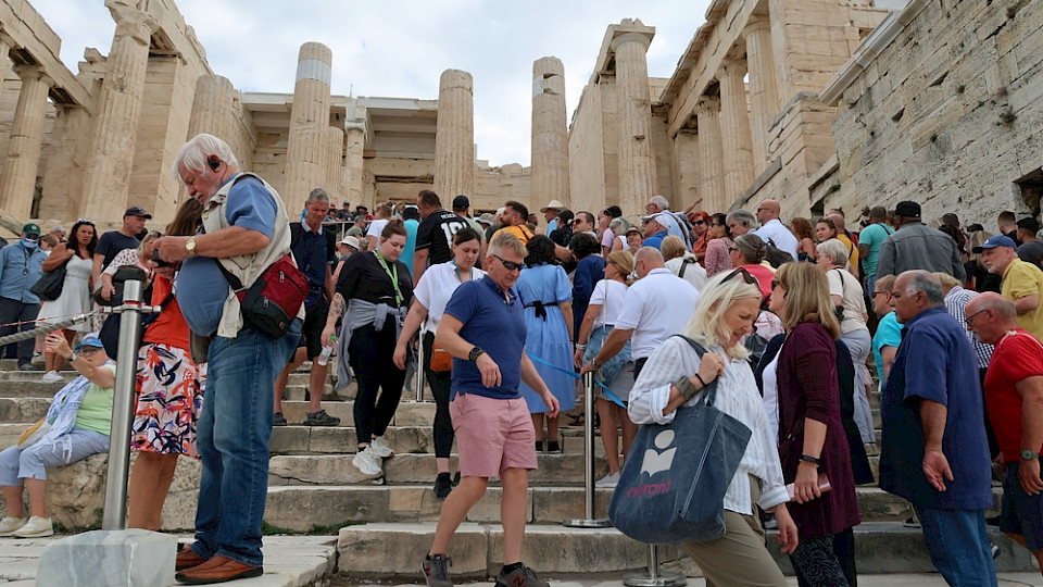 Ständiges Gedränge bei den Top-Attraktionen wie der Akropolis machen den Aufenthalt in Athen besonders zäh. (Bild Laurence Berger/Shutterstock)
