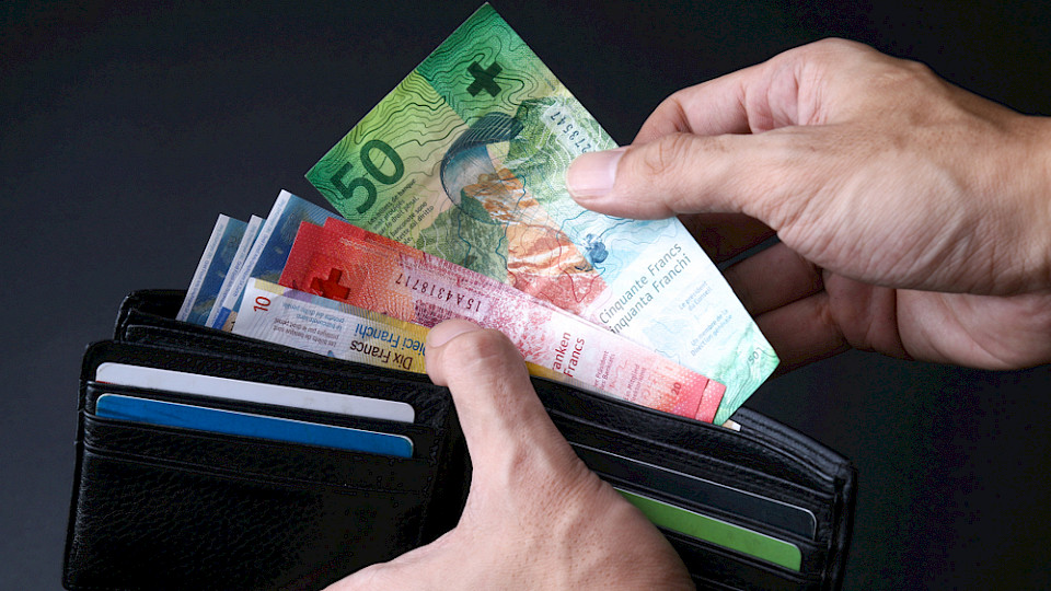 Laut Umfrage der UBS steigen die Löhne 2025 im Schnitt um 1,4 Prozent. (Bild KYTan/Shutterstock)