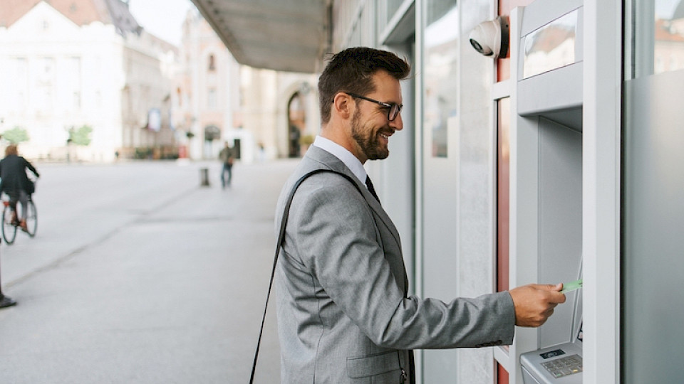 Geld ausgeben lohnt sich fast mehr, als es auf dem Sparkonto zu lassen. (Bild DuxX/Shutterstock)