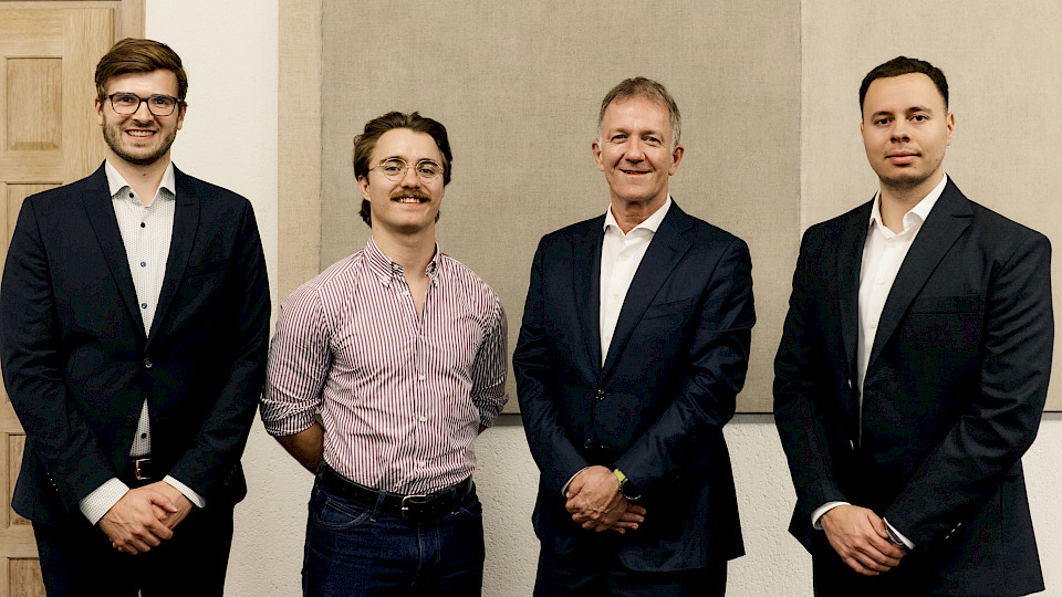 Die Preisträger Sven Koch, Yannis Pieren und Zef Gjergji mit Stefan Mächler, CIO Swiss Life-Gruppe (Moritz Leon Schroeter fehlt auf dem Bild).