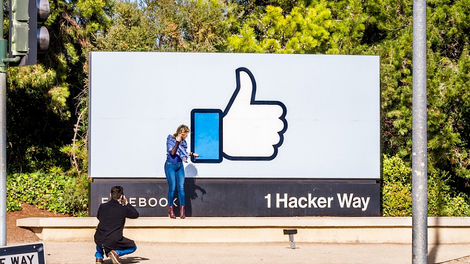Nicht immer Daumen hoch, laut dem jüngsten Urteil aus Deutschland drohen Facebook grosse Schadenersatzforderungen. (Bild Sundry Photography/Shutterstock)