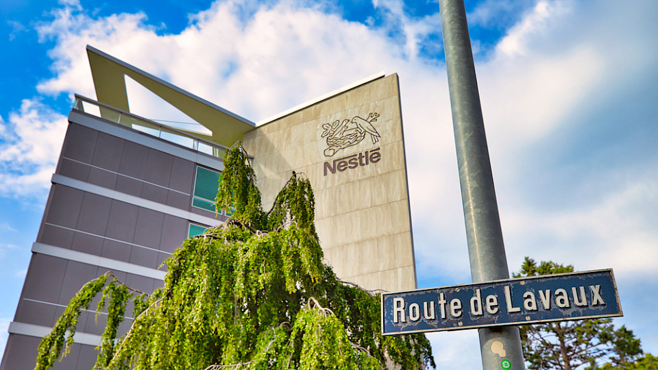 Zusätzlich zu den bereits laufenden Spar-Aktivitäten will das Nestlé-Management bis Ende 2027 mindestens 2,5 Milliarden Franken zusätzlich einsparen. (Bild Benny Marty/Shutterstock)