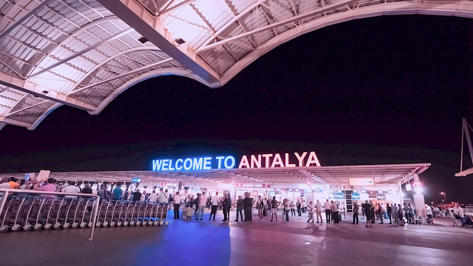 Das Welcome kommt meist mit Verspätung: Nur 39 Prozent der Ankünfte in Antalya waren pünktlich. (Bild frantic00/Shutterstock)