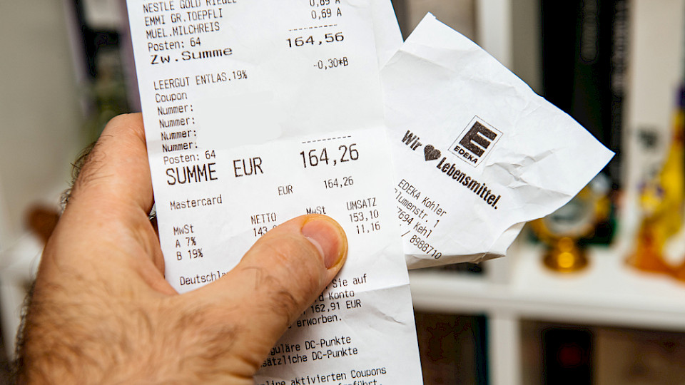 Im Oktober stiegen unter anderem die Preise für Lebensmittel wieder deutlich an. (Bild Hadrian/Shutterstock)