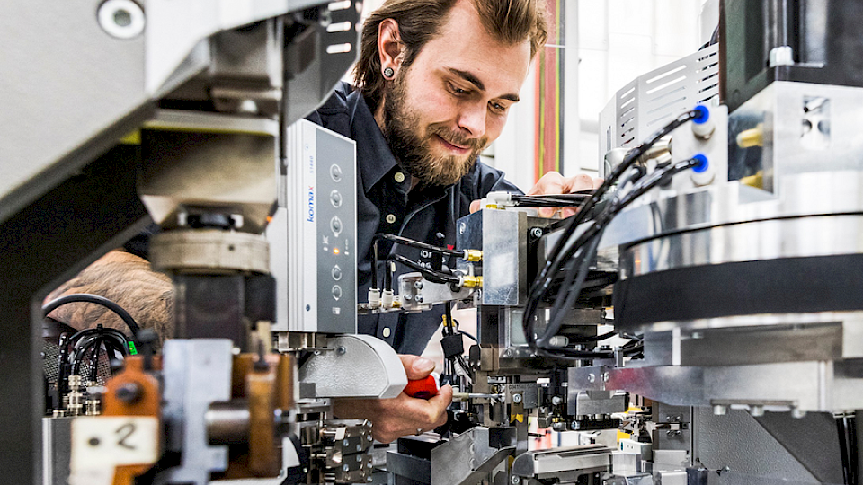 Der Spezialist für  Kabelverarbeitungsmaschinen für die Autoindustrie muss weiter sparen. (Bildl pd)