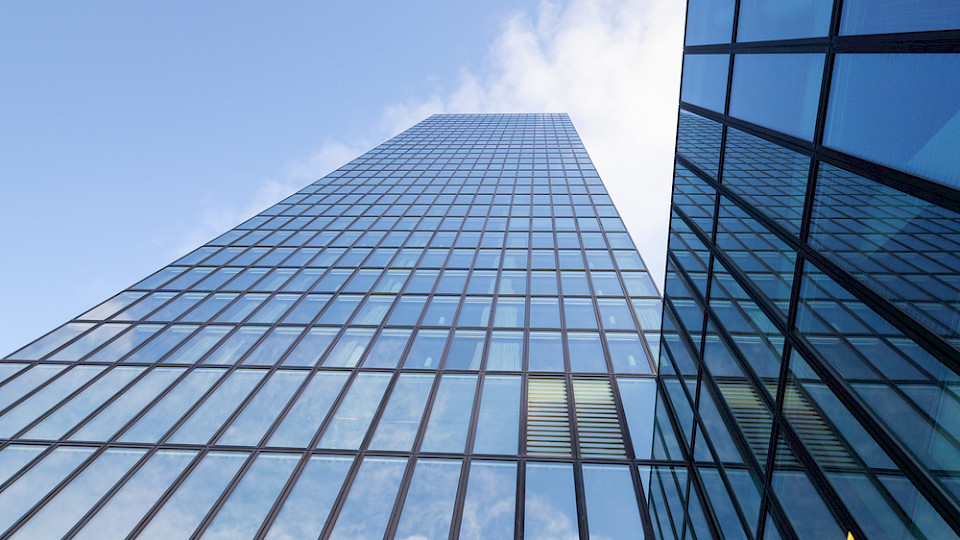 Swiss Prime Site konzentriert sich auf  zentral gelegene und grössere Immobilien, wie etwa den Messeturm in Basel. (Bild lichtmaster/Shutterstock)