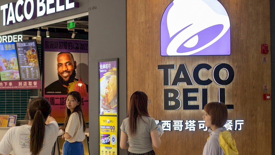 Laut Umfrage machen sich viele Dienstleister in China Sorgen über das künftige Umfeld. (Bild Tada Images/Shutterstock)