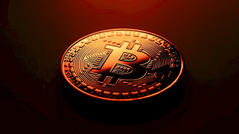 Der Preis von Bitcoin kennt derzeit nur eine Richtung, erstmals kostet er mehr als 100 000 Dollar. (Bild Hansel Gonzalez/Shutterstock)