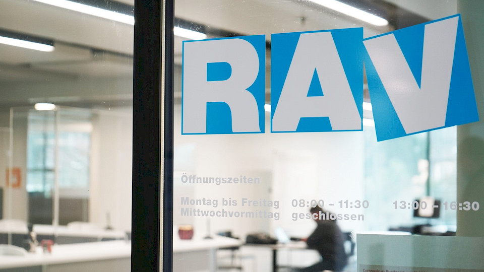 121 114 Personen waren Ende November in den Regionalen Arbeitsvermittlungszentren (RAV) als arbeitslos gemeldet. (Bild pd)