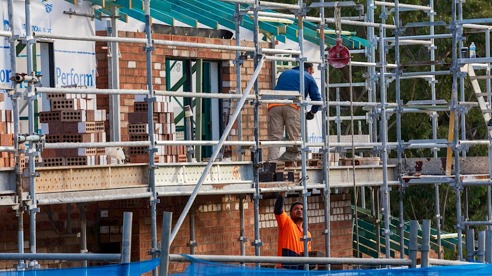 Die Hypothekarzinsen für Neu- und Umbauten sind zuletzt deutlich günstiger geworden. (Bild Harley Kingston/Shutterstock)