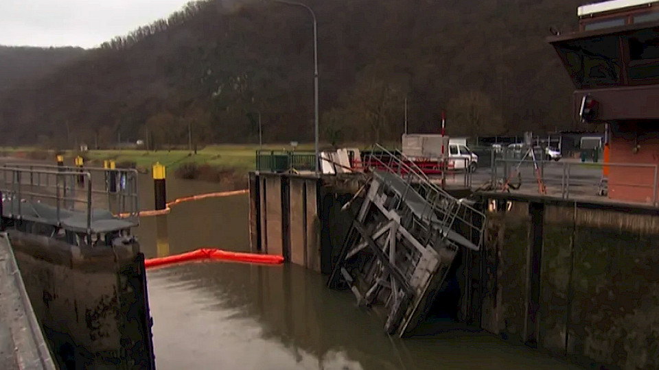 Die massiv beschädigte Schleuse Müden. (Bild: Screenshot-SWR)