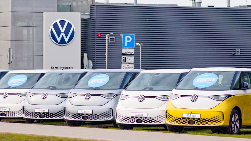 VW und alle anderen Hersteller müssen den Absatz von E-Autos verdoppeln, sonst drohen hohe Strafen. (Bild fotokaleinar/Shutterstock)