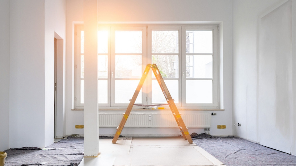 Seit Mitte 2023 haben sich die Zinssätze für zehnjährige Festhypotheken fast halbiert. (Bild Audio und Werbung/Shutterstock)