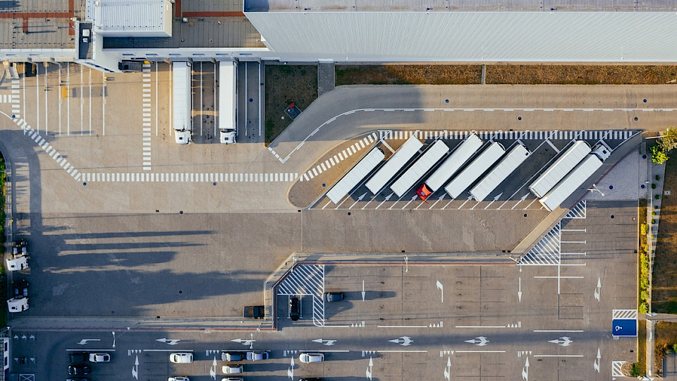 Für viele Logistikunternehmen machen Transport und Immobilien einen grossen Teil ihres CO2-Fussabdrucks aus. (Bild pd)
