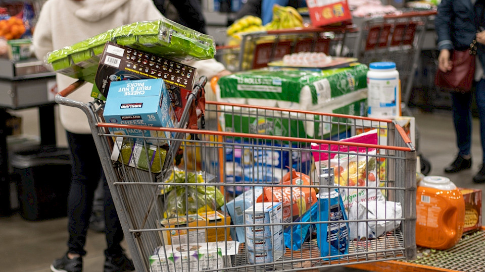 Die Konsumausgaben stiegen um 3,7 Prozent, insgesamt wuchs die US-Wirtschaft gut 3 Prozent. (Bild Tada Images/Shutterstock)