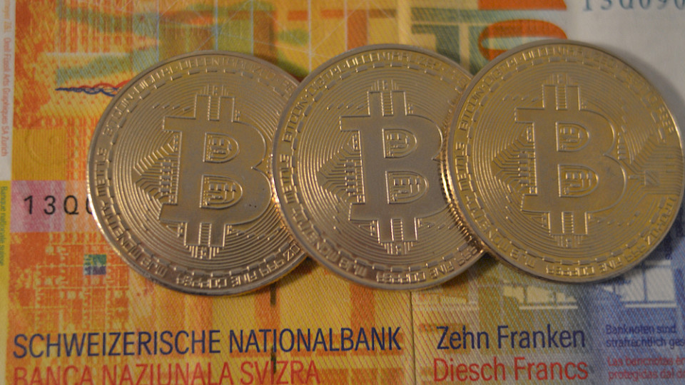 Mit einer Volksinitiative soll die Schweizerische Nationalbank verpflichtet werden, Währungsreserven in Bitcoins zu halten. (Foto hzrth/Shutterstock)