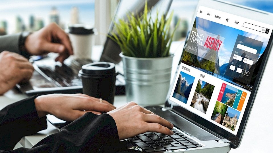 Im Monatsvergleich sind die Preise leicht gesunken, unter anderem wegen günstigeren Reisen ins Ausland. (Bild Summit Art Creations/Shutterstock)