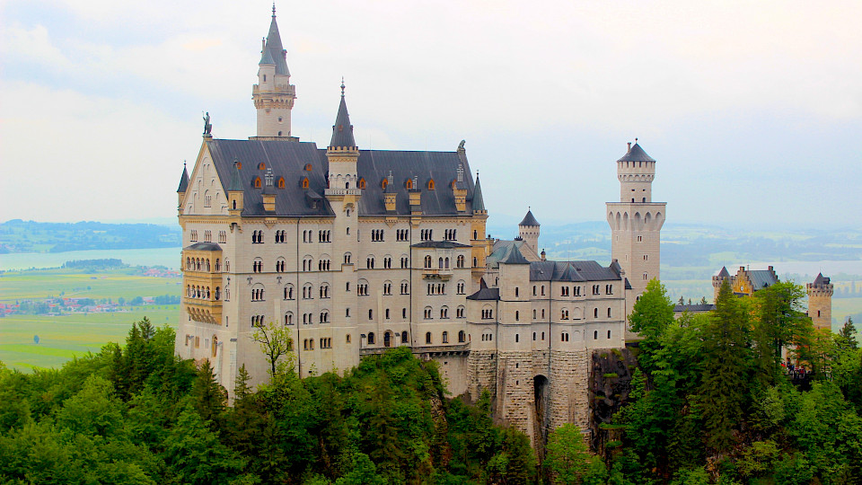 Beim Urlaub sparen viele Leute zuletzt. Im Bild Schloss Neuschwanstein in Bayern. (Foto: Shutterstock.com/
Danpin)