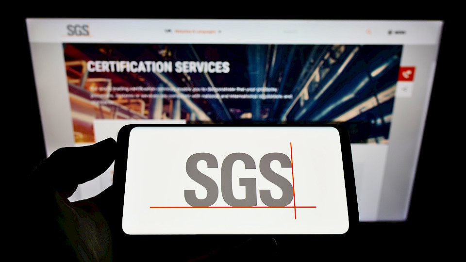 Die beiden Warenprüfkonzerne hätten einen Marktwert von fast 35 Mrd. Dollar. (Bild: Shutterstock.com/T. Schneider)