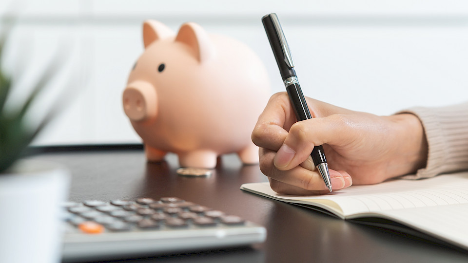 Investieren, um die Kosten zu senken. Ein weiterer Schwerpunkt ist das Kundenerlebnis. (Shutterstock.com/Kmpzzz)