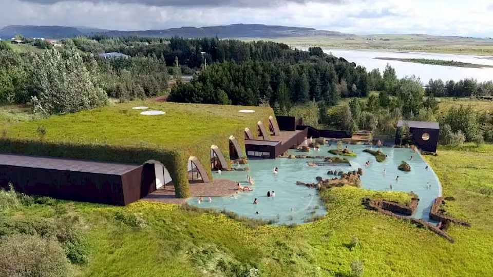 Eine der neuen Attraktionen in Europa: Die neue Lagune Árböðin kombiniert isländische Natur mit luxuriösem Wellness-Erlebnis. (Bild: Mannverk)