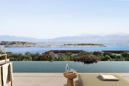 Mediterraner Luxus: Dieses Resort vereint kretische Tradition mit modernem Komfort. (Bild: Marriott)