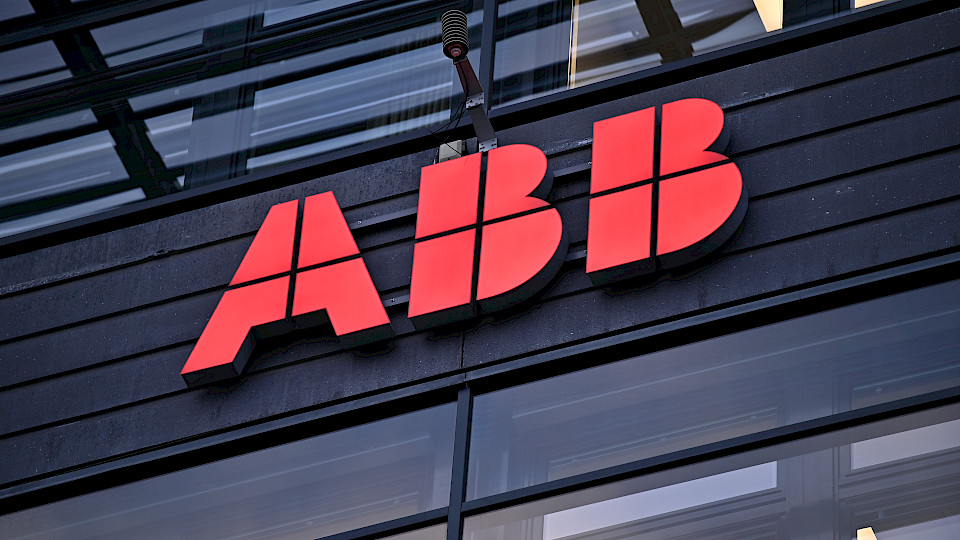 ABB hat die operative Marge nochmals leicht gesteigert, und der Auftragseingang nahm im Schlussquartal um 7 Prozent auf 8 Mrd. Dollar zu. (Bild: Shutterstock.com/Mats Wiklund)