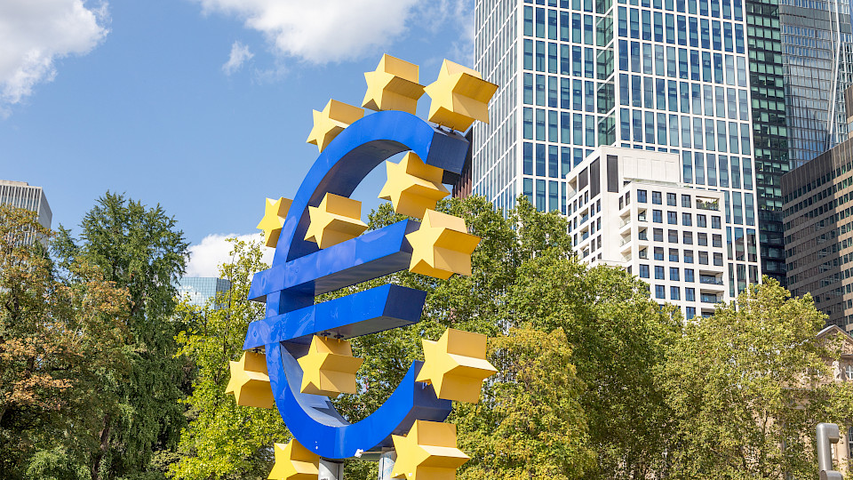 Die Europäische Zentralbank trägt der flauen Wirtschaft Rechnung und hat die Zinsen auf 2,75 Prozent gesenkt.(Bild: Shutterstock.com/travelview)