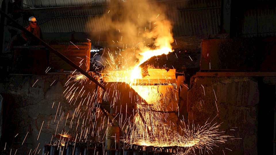 Im Verarbeitenden Gewerbe plant eine Mehrheit der Unternehmen in den kommenden Monaten einen Abbau. (Bild ghosh amal/Shutterstock)