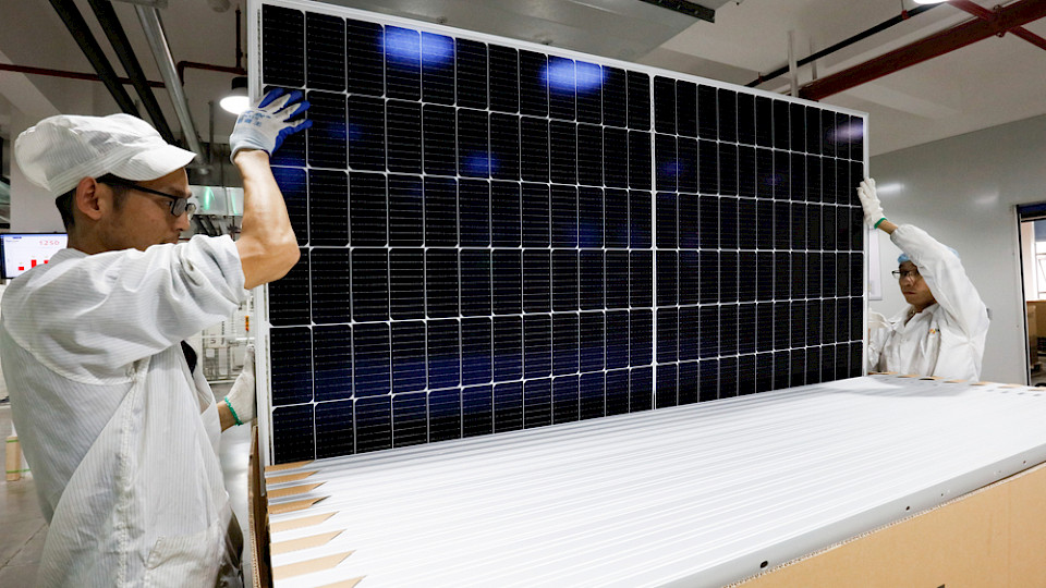 Die stromintensive Herstellung von Solarpanels steigert in China die Nachfrage nach Strom überdurchschnittlich. (Bild humphery/Shutterstock)