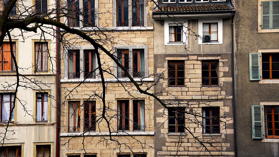 Zwei Drittel der vor 1946 errichteten Wohnungen gehören Privaten, ab dem Baujahr 2000 ist der Anteil  bei 32 Prozent. (Bild nikonka1/Shutterstock)