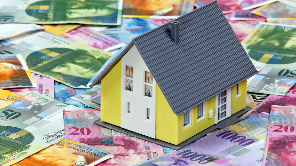 Beim aktuellen tiefen Zinsniveau dürften laut Raiffeisen sämtliche Wohneigentümer Steuern sparen. (Bild Lisa-S/Shutterstock)