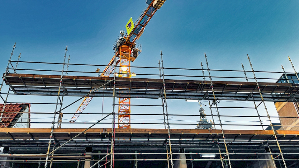 Auch bei den Mehrfamilienhäusern gab es nochmals fast 20 Prozent weniger Baugenehmigungen als im Vorjahr. (Bild oliverdelahaye/Shutterstock)