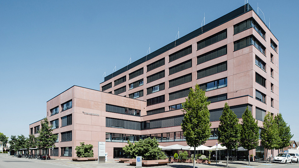 Die Rennbahn Klinik Muttenz ist Teil der Anlagegruppe. Nun soll zusätzliches Geld eingesammelt werden. (Bild pd)