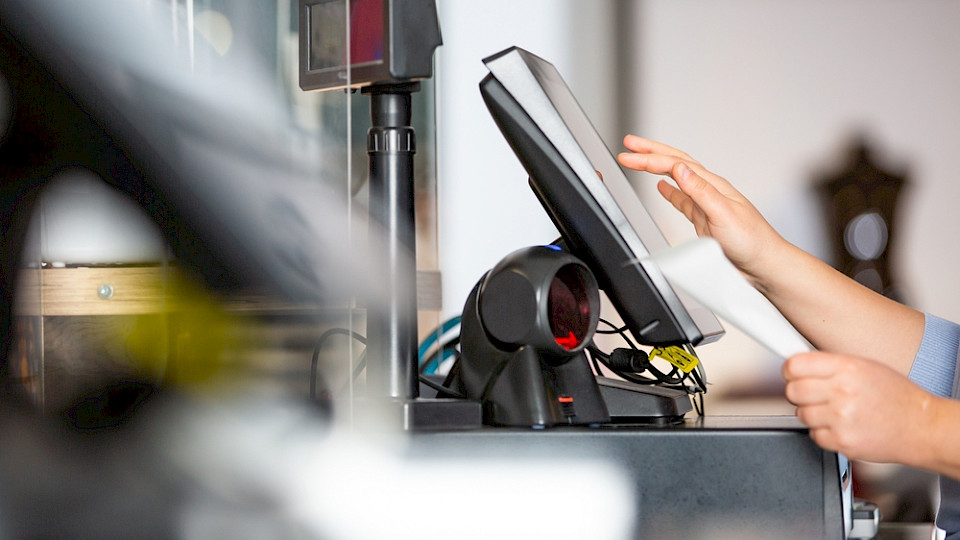 Im grossen Sektor Dienstleistungen waren 1 Prozent mehr Menschen beschäftigt. (Bild Simon Kadula/Shutterstock)