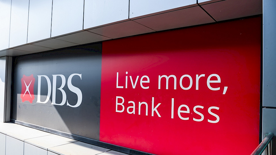 Die Bank aus Singapur will ihre Belegschaft reduzieren, nachdem sie KI in allen Geschäftsbereichen eingeführt hat. (Bild Dr David Sing/Shutterstock)