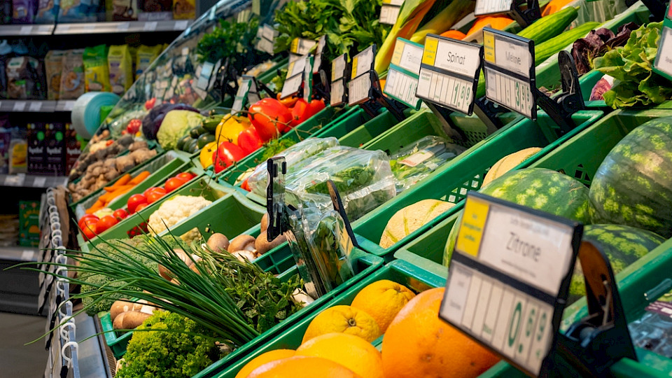 Die Preise für importierte Nahrungsmittel stiegen im Jahresvergleich um mehr als 11 Prozent. (Bild 1take1shot/Shutterstock)