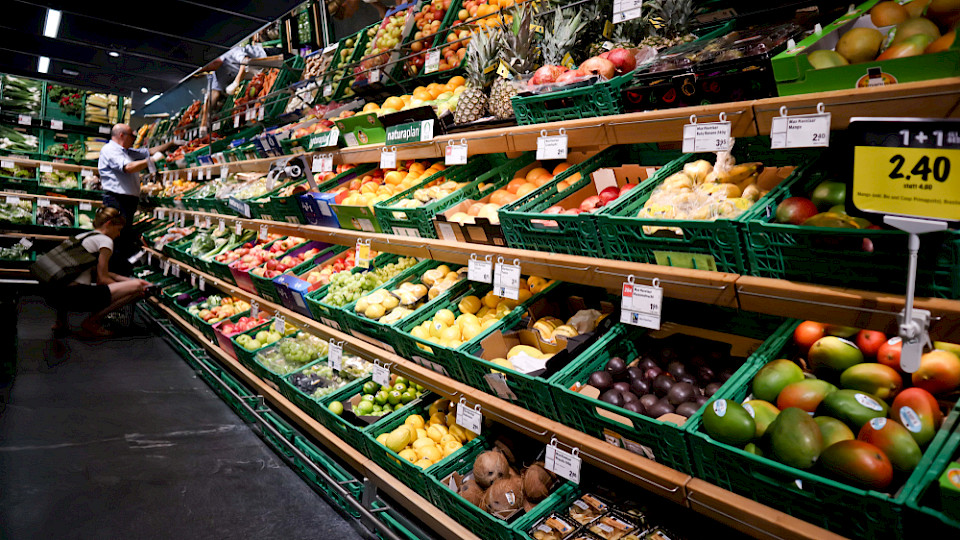 Importierte Güter waren im Februar im Schnitt 1,5 Prozent günstiger als ein Jahr zuvor. (Bild Emilija Miljkovic/Shutterstock)